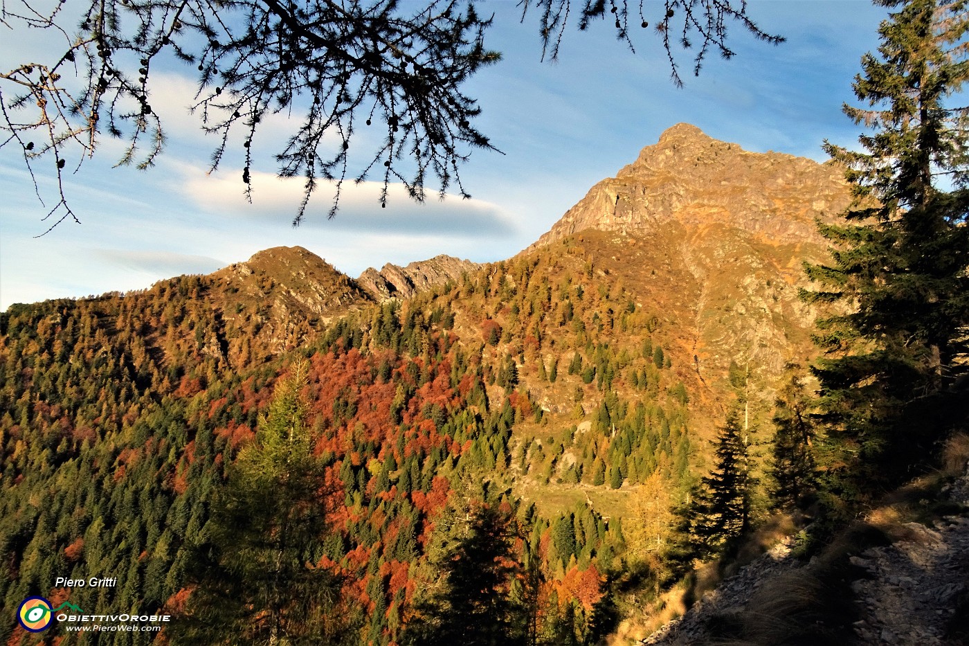 11 Colori d'autunno verso il Pizzo di Giacomo e la Valle Pianella a sx.JPG -                                